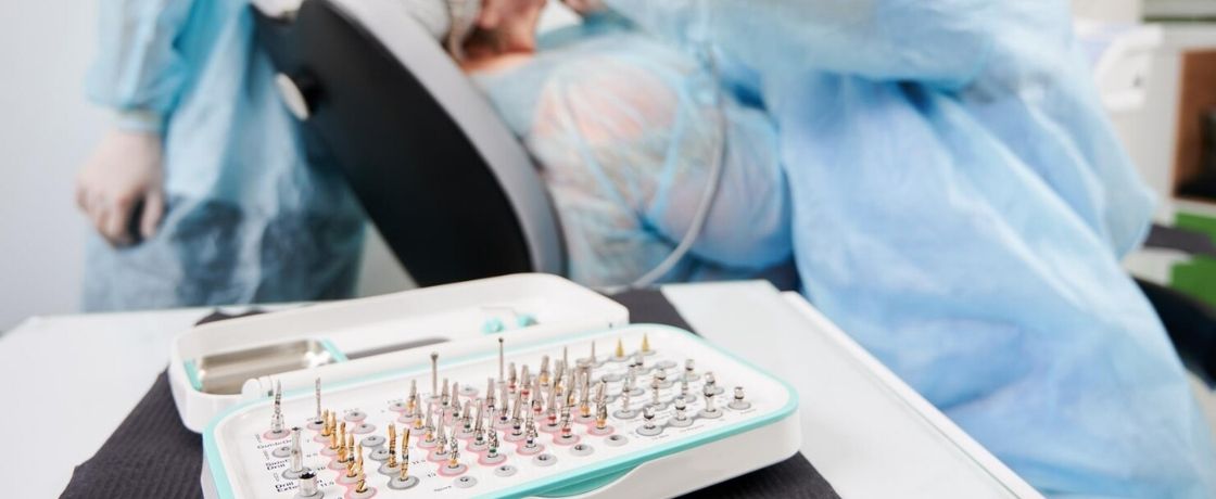 Diş İmplantı Nedir? Avantajları Nelerdir?